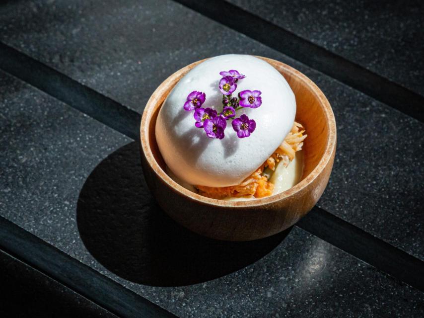Ensaladilla de centolla con merengue de vinagre de manzana