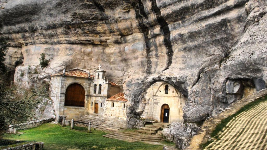 Monumento de Ojo Guareña.