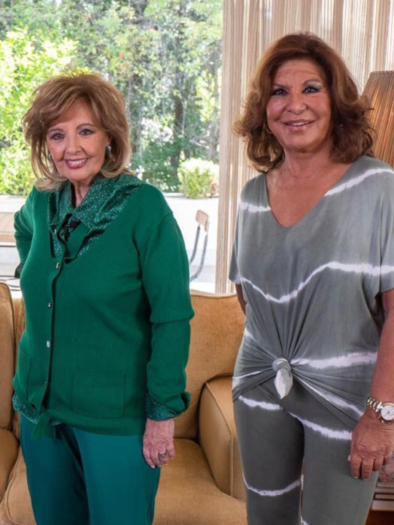 Teresa Campos y Meli posando en uno de los salones de la antigua casa de la presentadora, en Molino de la Hoz.