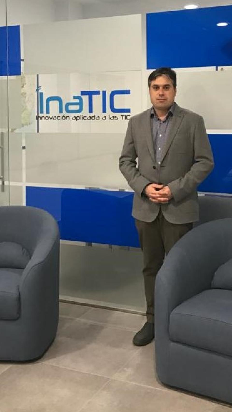 Daniel Saavedra, CEO y fundador de InaTIC, una empresa experta en ingeniería de telecomunicaciones, ubicada en la localidad murciana de Alcantarilla.