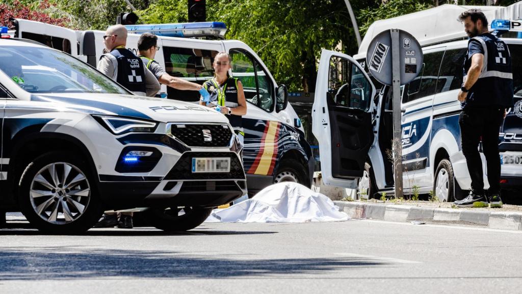 Agentes custodian el cuerpo de una de las víctimas en el atropello.