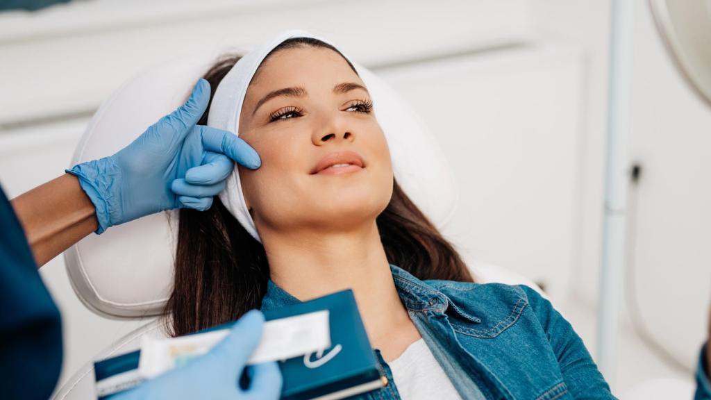 Mujer joven en clínica estética