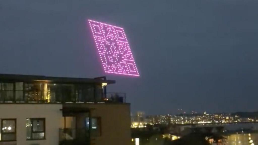 Código QR en el cielo.
