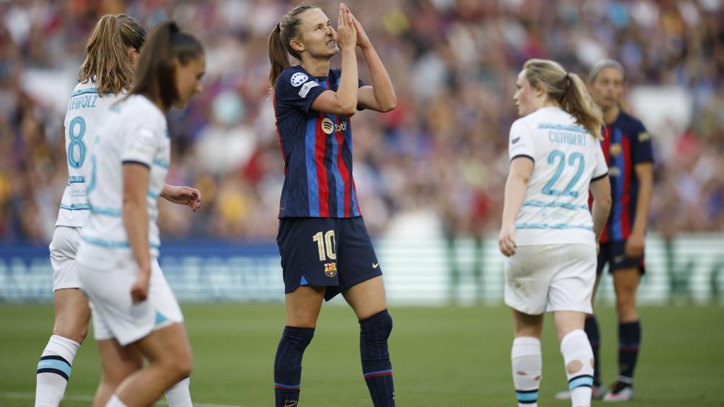 Caroline Hansen se lamenta de un error en el partido ante el Chelsea.