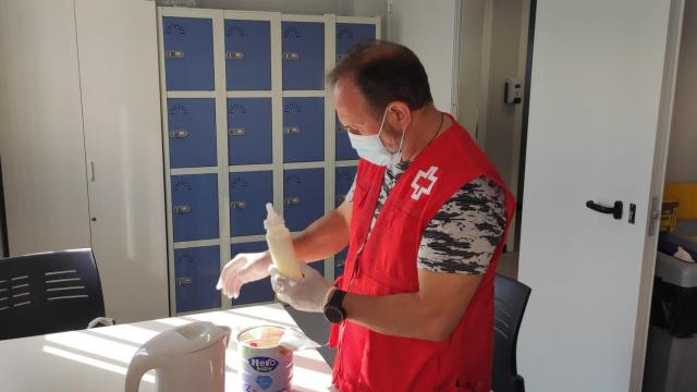 Un voluntario de Cruz Roja, en el Puerto de Alicante donde se están atendiendo a las personas migrantes.