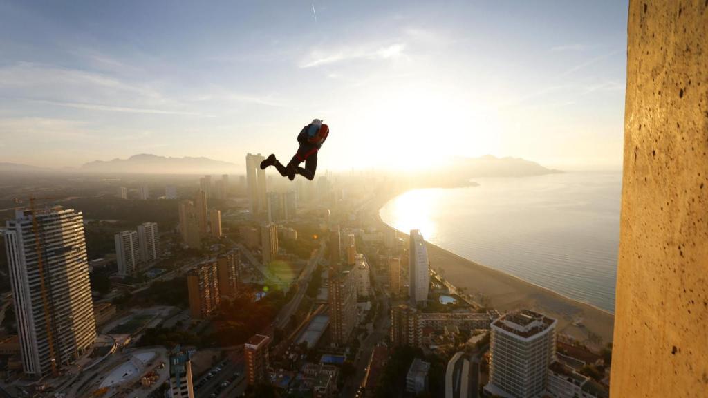 Uno de los participantes en el Mundial de Salto Base, tras saltas desde el Gran Hotel Bali.