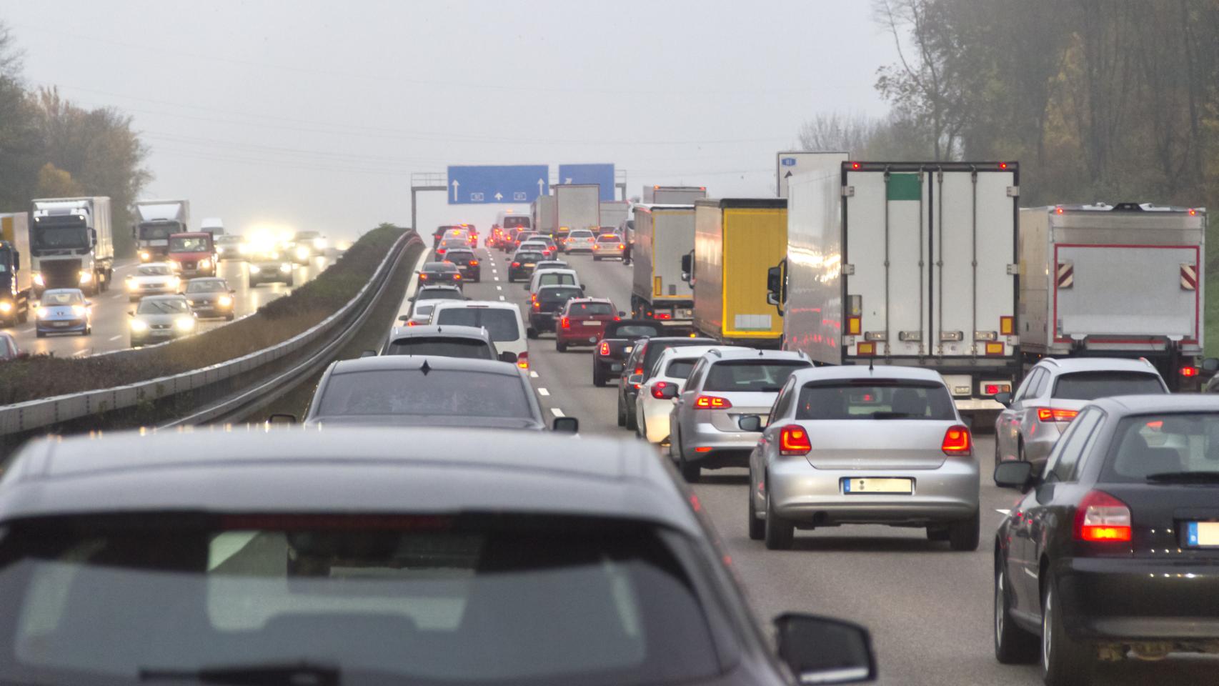 Imagen de archivo de retenciones en una carretera.