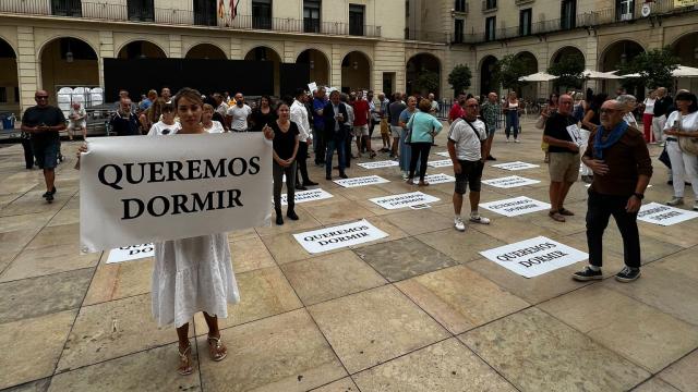 Protesta de los vecinos del casco antiguo de Alicante por el ruido que soportan por las noches, en imagen de archivo.