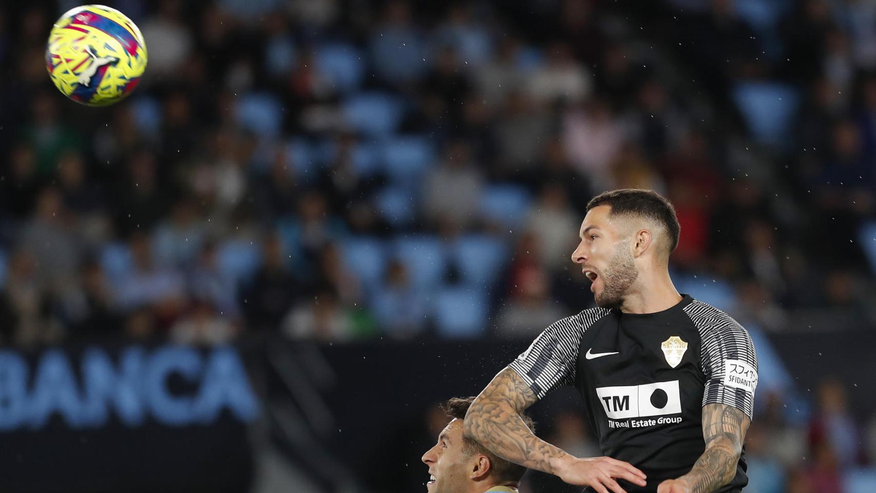 El defensa del Celta de Vigo Hugo Mallo lucha con Tete Morente, del Elche, durante el partido de este miércoles.