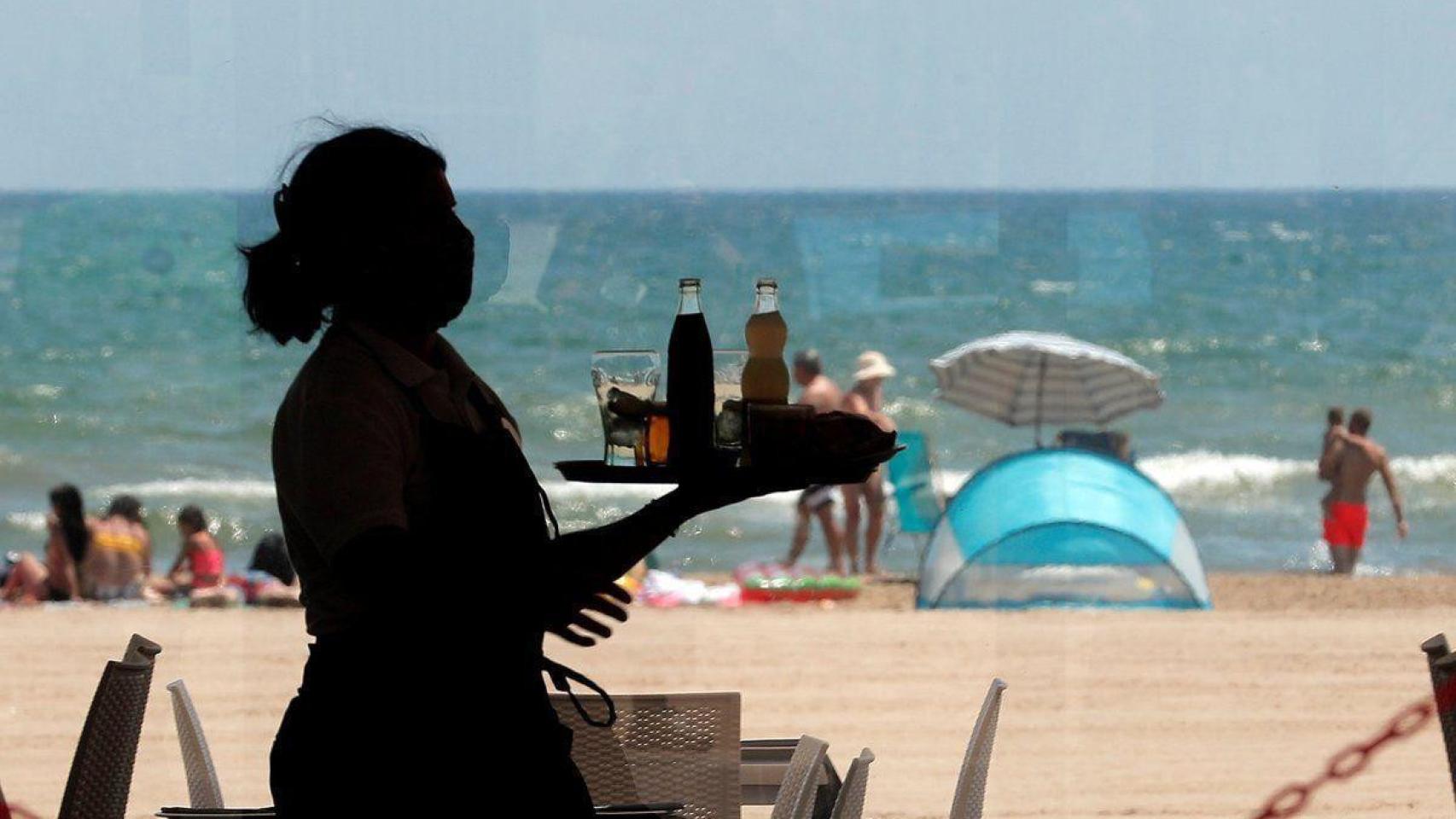 Un camarero en un locald e primera línea de playa, en imagen de archivo.