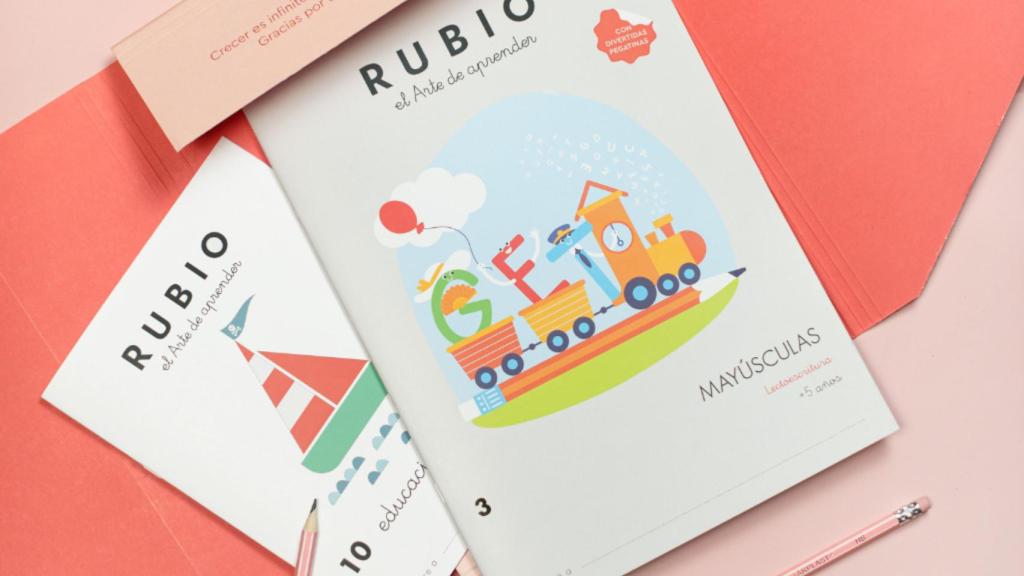 Dos de los cuadernos de escritura de 'Rubio'.