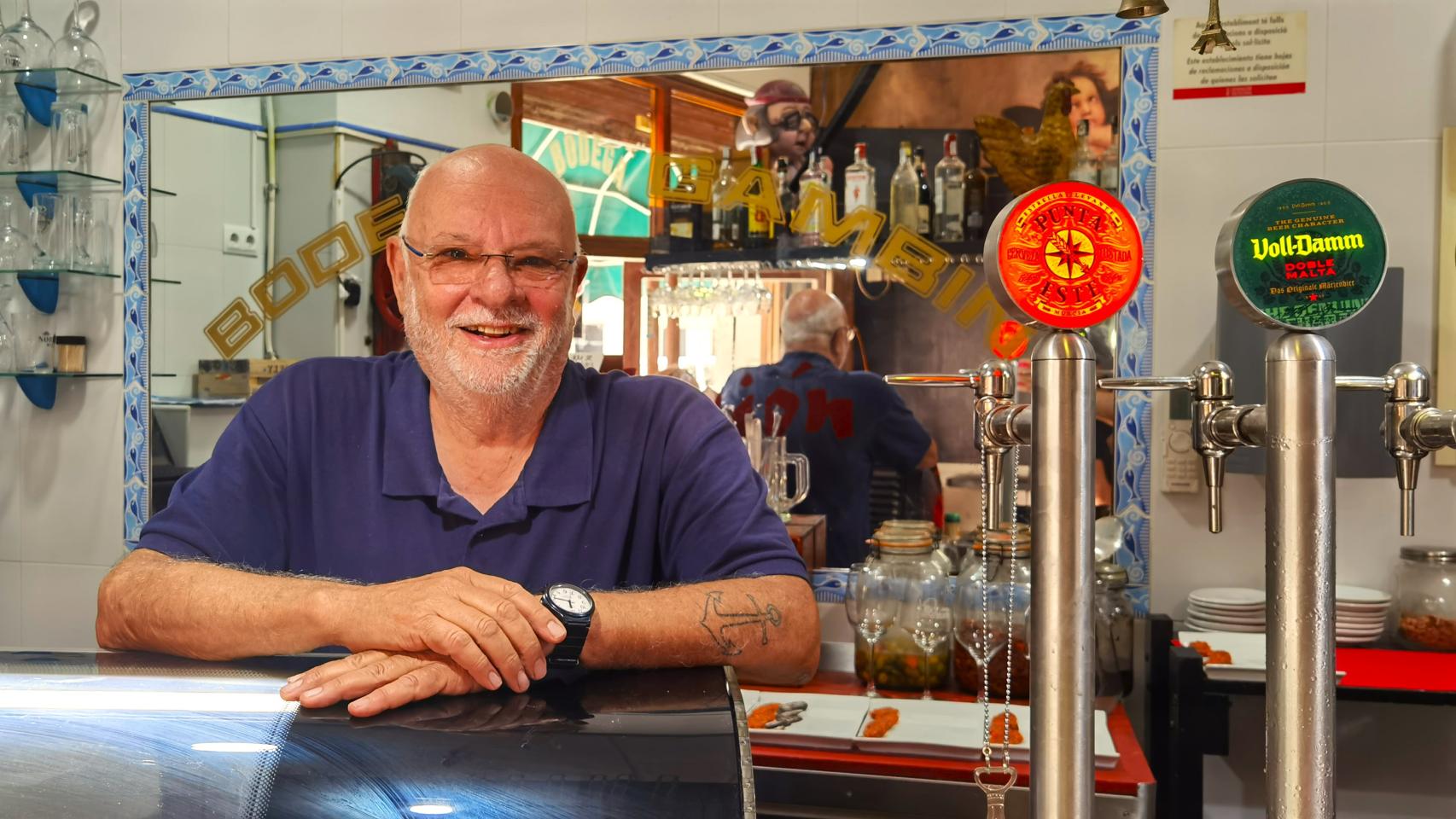 Juan Antonio Planelles, detrás de la barra de las Bodegas Gambín en Alicante.