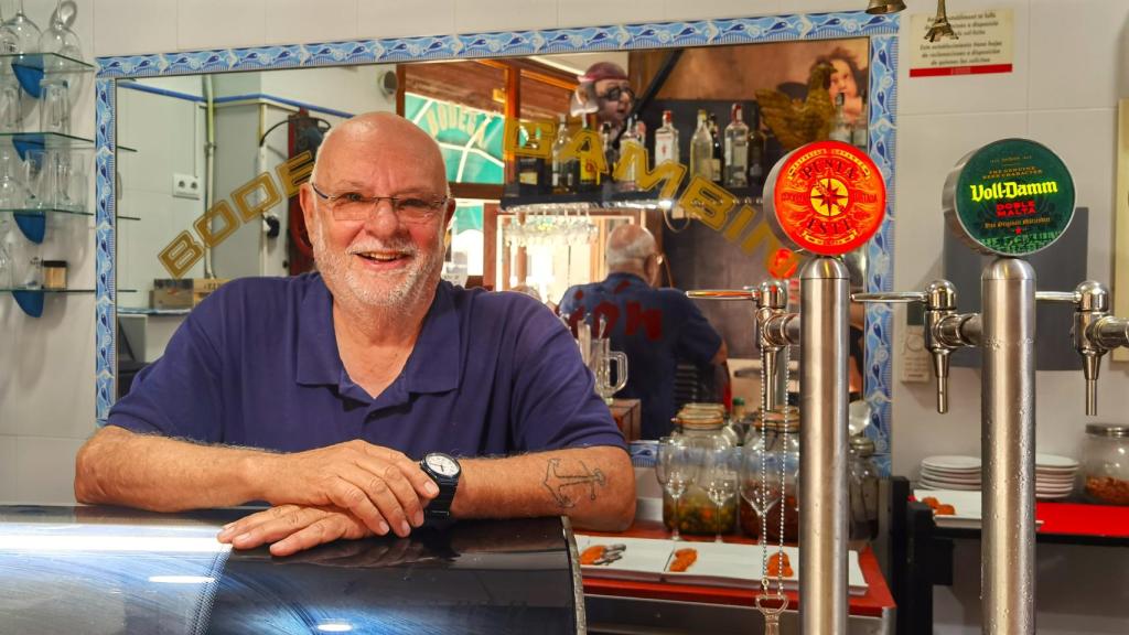 Juan Antonio Planelles, detrás de la barra de las Bodegas Gambín en Alicante.