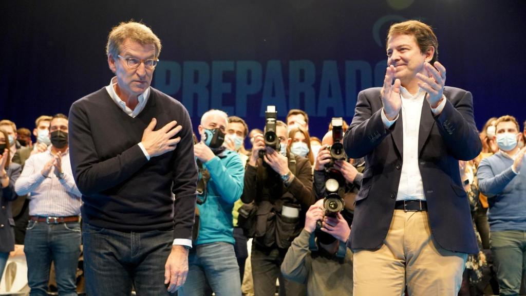 El presidente del PP, Alberto Núñez Feijóo, y el presidente de la Junta y del PPCyL, Alfonso Fernández Mañueco, en un acto en Valladolid en marzo de 2022.