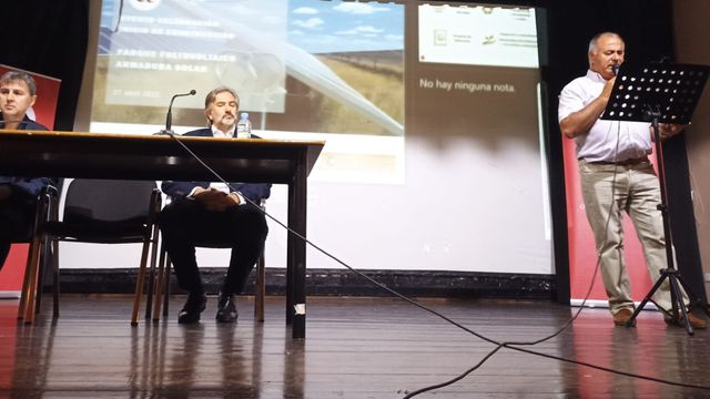 El alcalde de Villarino, Julián Martín, presenta el acto de Azora con el inicio de las obras
