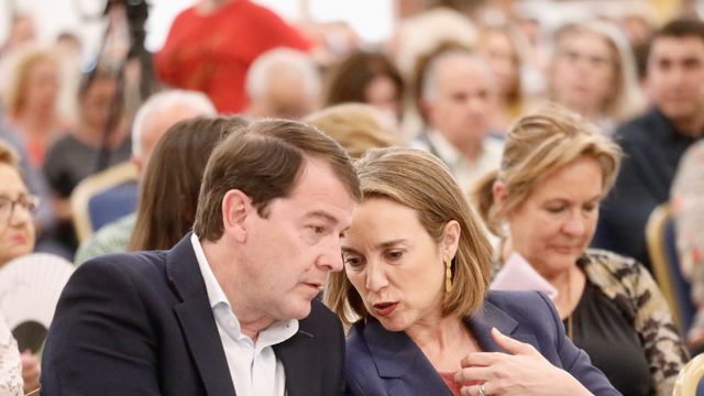 Cuca Gamarra habla distendidamente con Alfonso Fernández Mañueco
