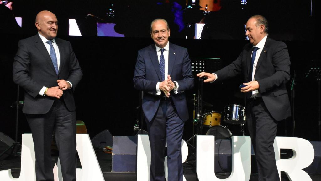 Entrega del broche conmemorativo de oro y diamantes durante el homenaje de los 50 años de Cipriano García en Caja Rural de Zamora