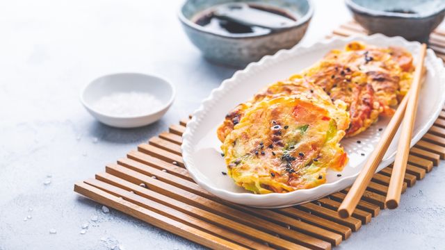 Tortitas coreanas de verduras, la receta perfecta para hacer limpieza de nevera