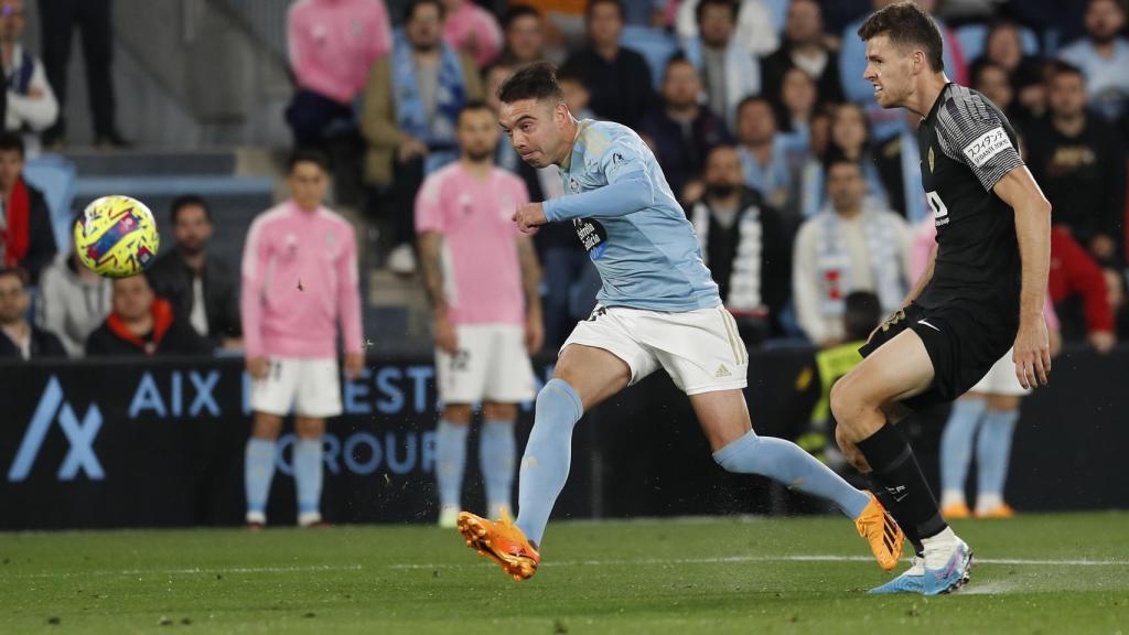 Aspas realiza un disparo frente a la oposición de un jugador del Elche.