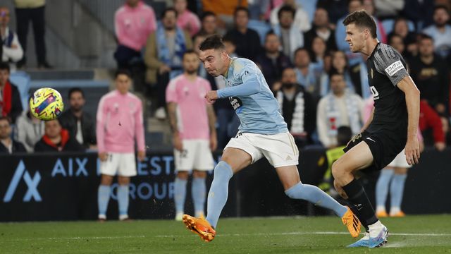 Aspas realiza un disparo frente a la oposición de un jugador del Elche.