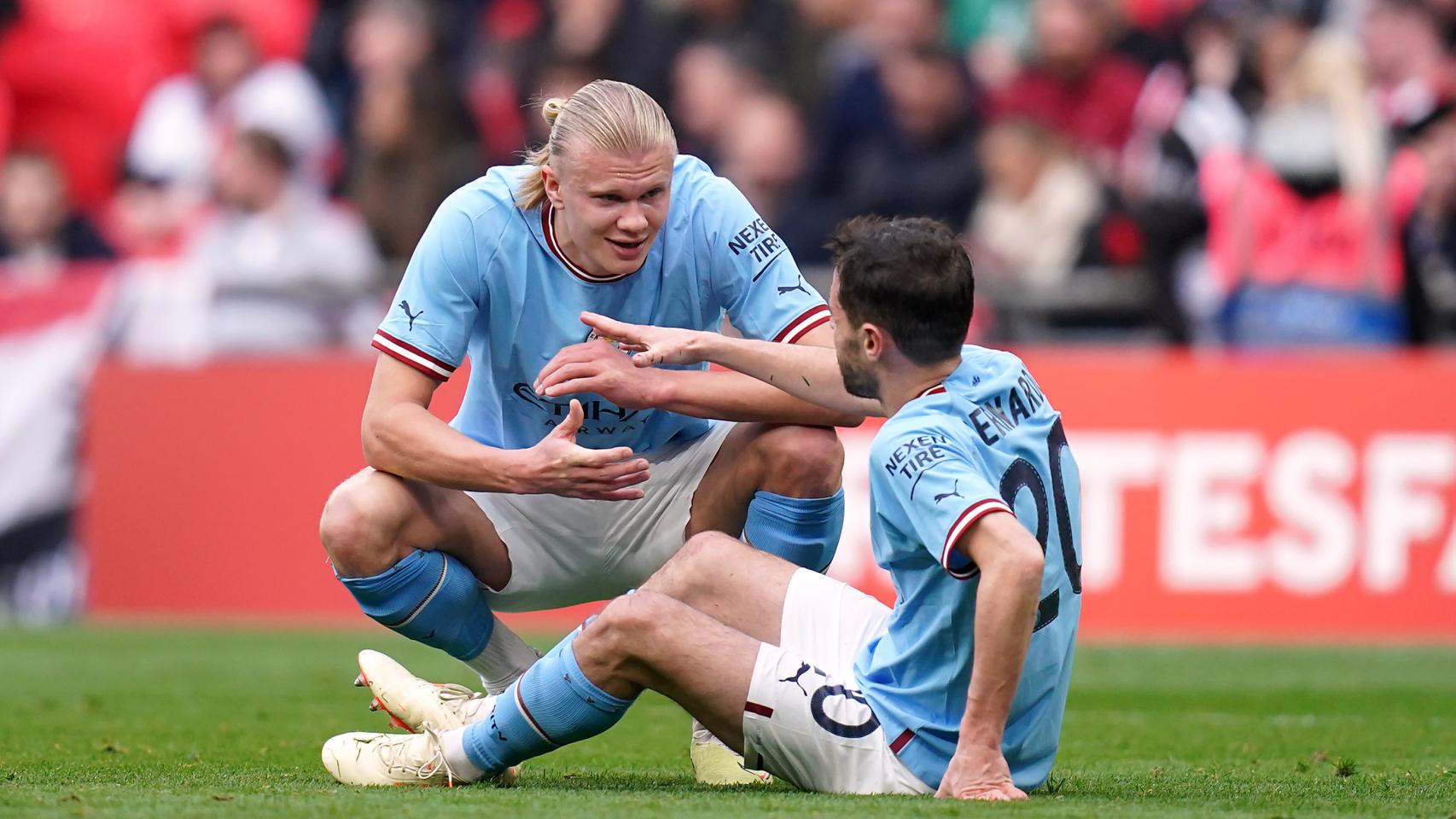 Erling Haaland y Bernardo Silva durante un partido del Manchester City