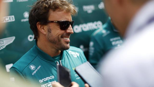 Fernando Alonso atendiendo a los medios de comunicación.