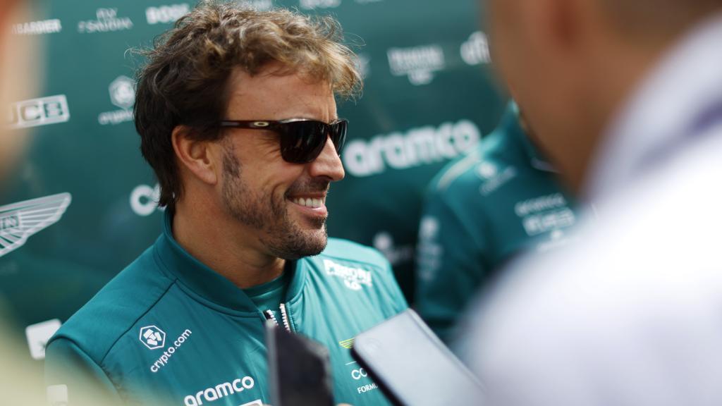 Fernando Alonso atendiendo a los medios de comunicación.