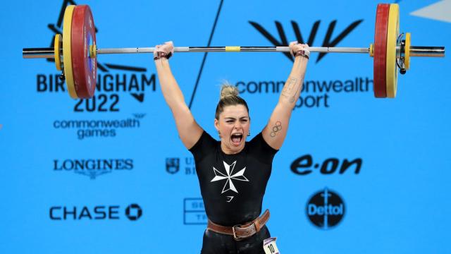 Yasmin Zammit Stevens realiza un levantamiento en los Juegos de la Commonwealth.