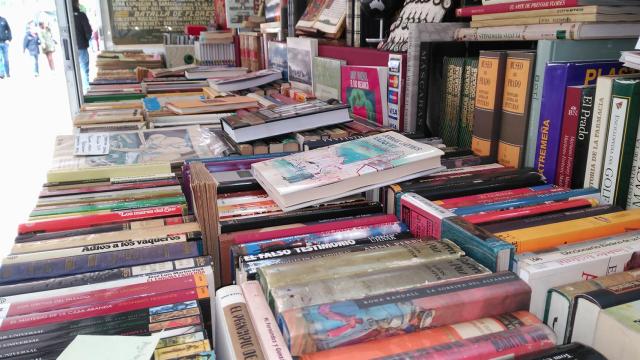 Escaparate de una caseta de la Feria del Libro Antiguo de Madrid, ubicada en el Paseo de Recoletos. Foto: Asociación de Libreros de Lance de Madrid