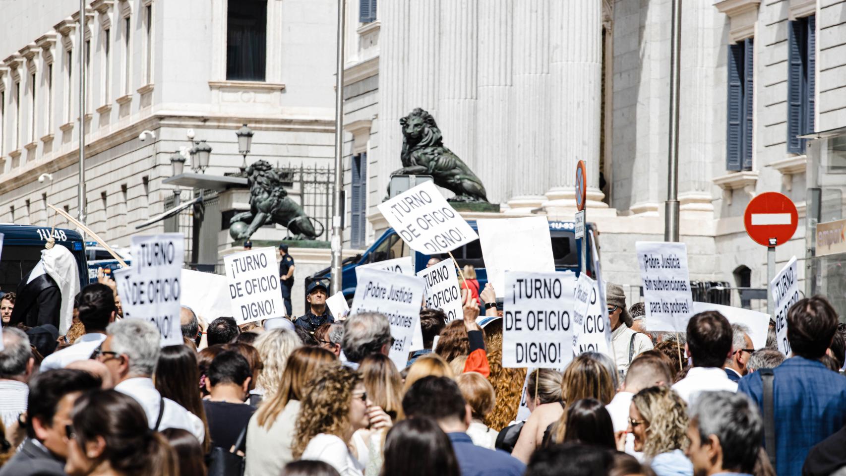 Una protesta de los abogados de oficio frente al Congreso de los Diputados.