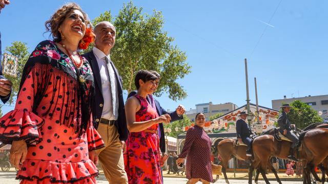La ministra de Hacienda y Función Pública, Maria Jesús Montero; Isabel Rodríguez, ministra de Política Territorial y portavoz del Gobierno,  junto con el alcalde de Sevilla, Antonio Muñoz , en el recinto ferial de la Feria de Abril