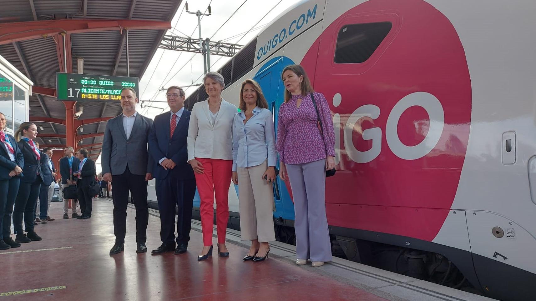 Hélène Valenzuela, directora general de Ouigo España; la ministra de Transporte, Movilidad y Agenda Urbana, Raquel Sánchez; María José Rallo, secretaria de Estado de Transportes y el resto de autoridades.
