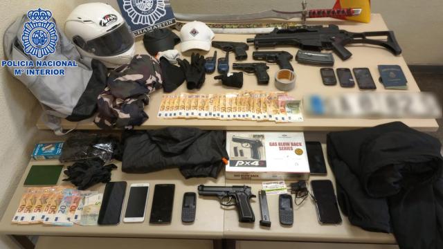 Los enseres de los atracadores incautados en los registros.