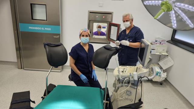 Los doctores Enrique Pérez de la Blanca y Marta García y la embrióloga Elena del Mar Martín conectados entre quirófano y laboratorio de la nueva Unidad Integral de Reproducción Asistida.