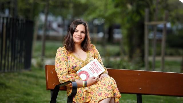 La doctora Odile Fernández con su nuevo libro.