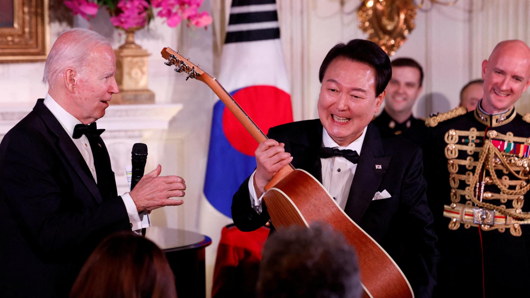 Yoon Suk Yeol con una guitarra que le ha regalado Joe Biden.