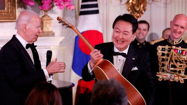 Yoon Suk Yeol con una guitarra que le ha regalado Joe Biden.