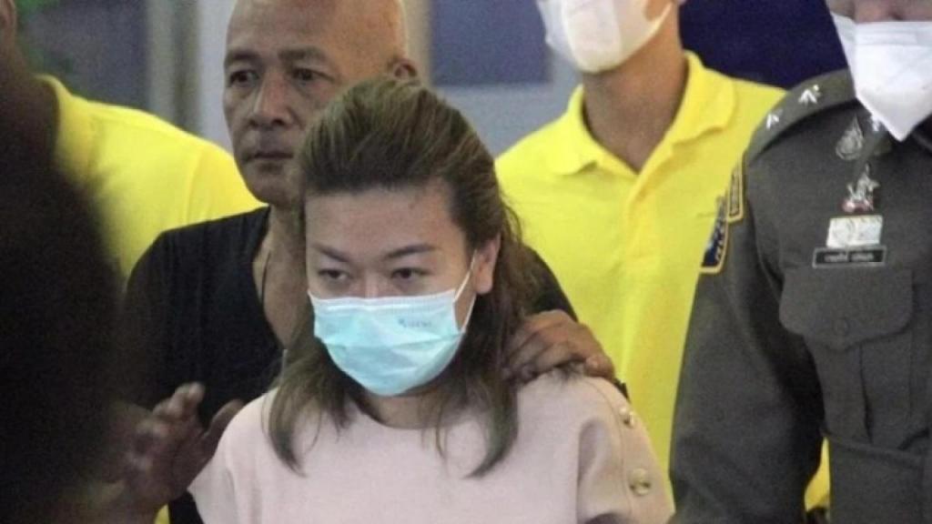 La policía arrestando a Sararat Rangsiwuthaporn en Bangkok.