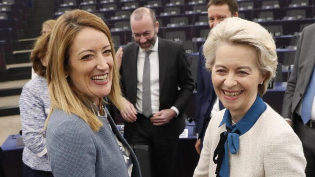 Roberta Metsola saluda a Ursula von der Leyen, en presencia de Manfred Weber, líder del EPP, en la Eurocámara de Estrasburgo.