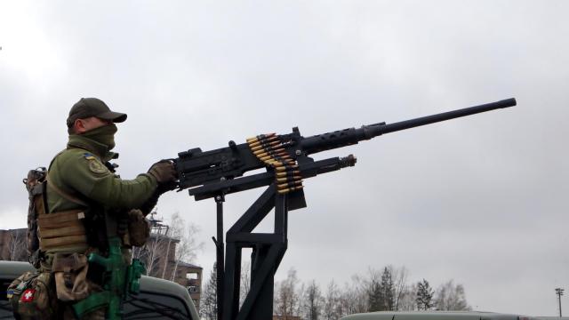 Un militar manipula una ametralladora montada en una de las 10 camionetas Ford F250 y F350 en la región de Kiev.