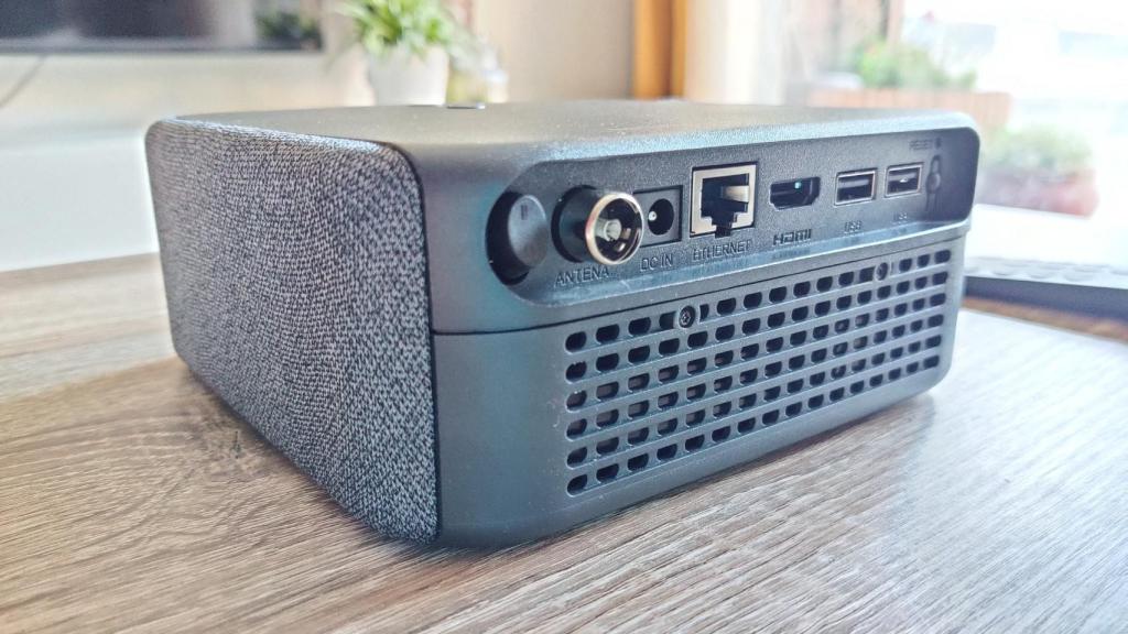 La trasera del decodificador Infinity HomeBox