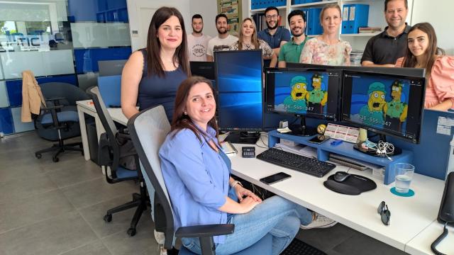 Miembros de la plantilla de la empresa de telecomunicaciones InaTIC, ubicada en la localidad murciana de Alcantarilla, cuyo número de teléfono para los clientes aparece en Los Simpson.