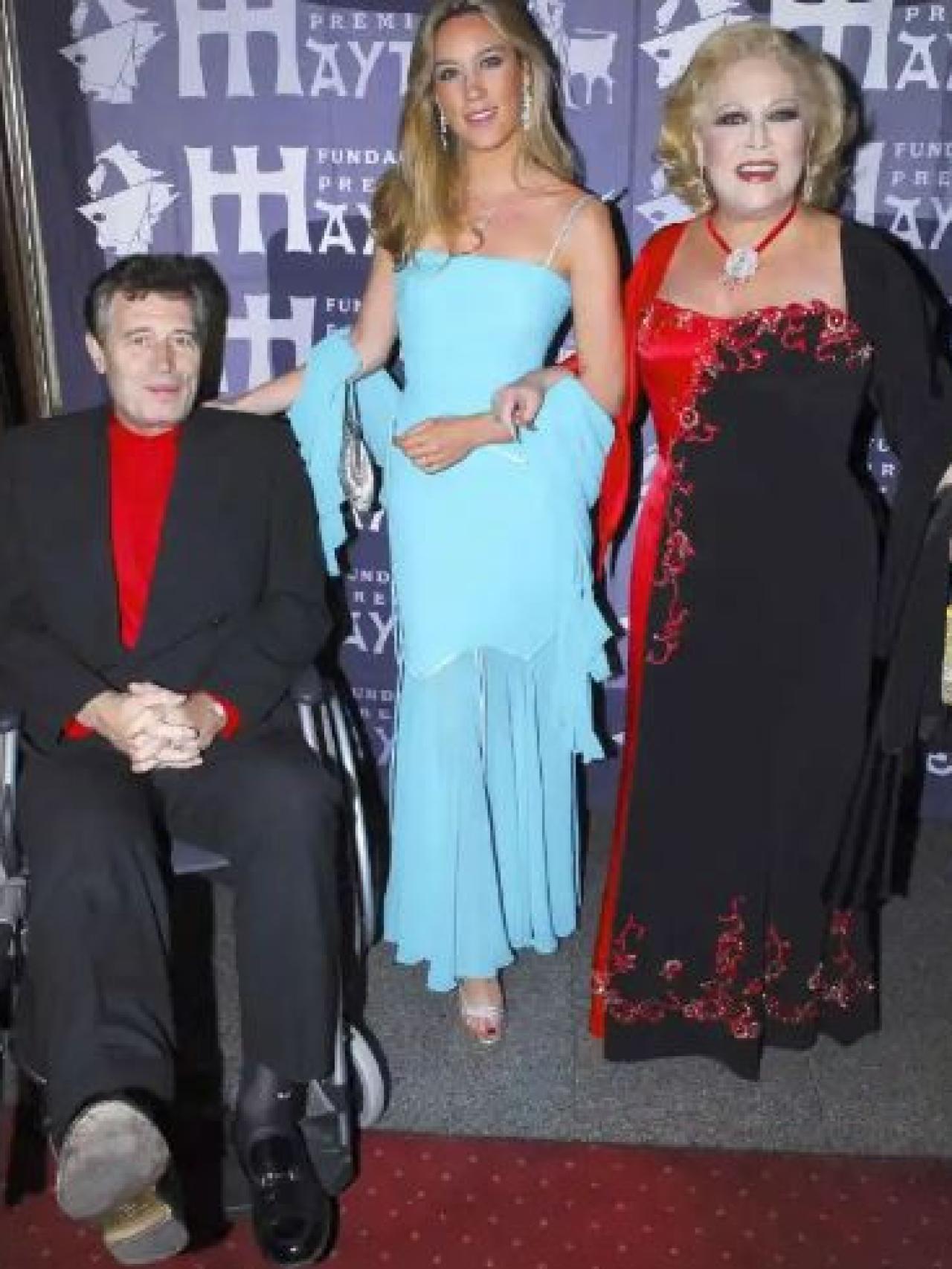 Conchita Márquez Piquer junto a su marido, Ramiro, y su hija Iris en una imagen de 2007.