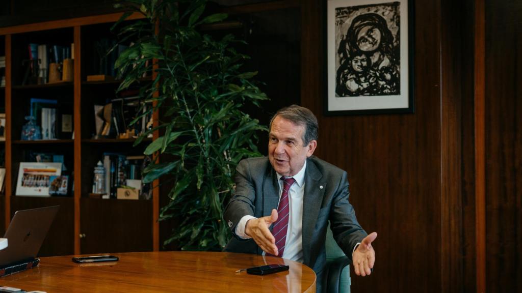 Abel Caballero, en su despacho, recién iniciada la entrevista.