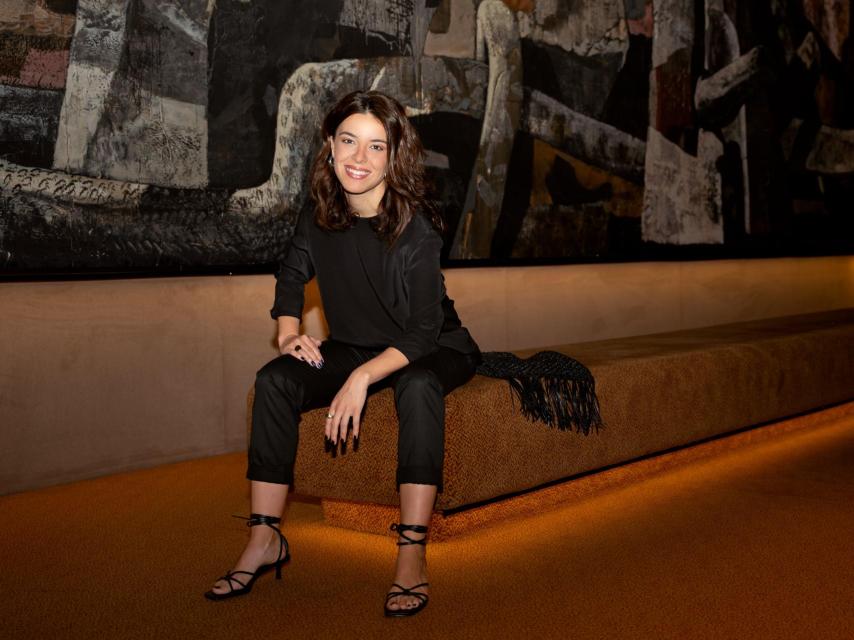 Leonor Martín posa delante de 'Laocoonte', de Joaquín Vaquero Turcios (1974). Luce un top y un par de pantalones de Angel Schlesser, zapatos de & Other Stories, joyas y bolso de COS.