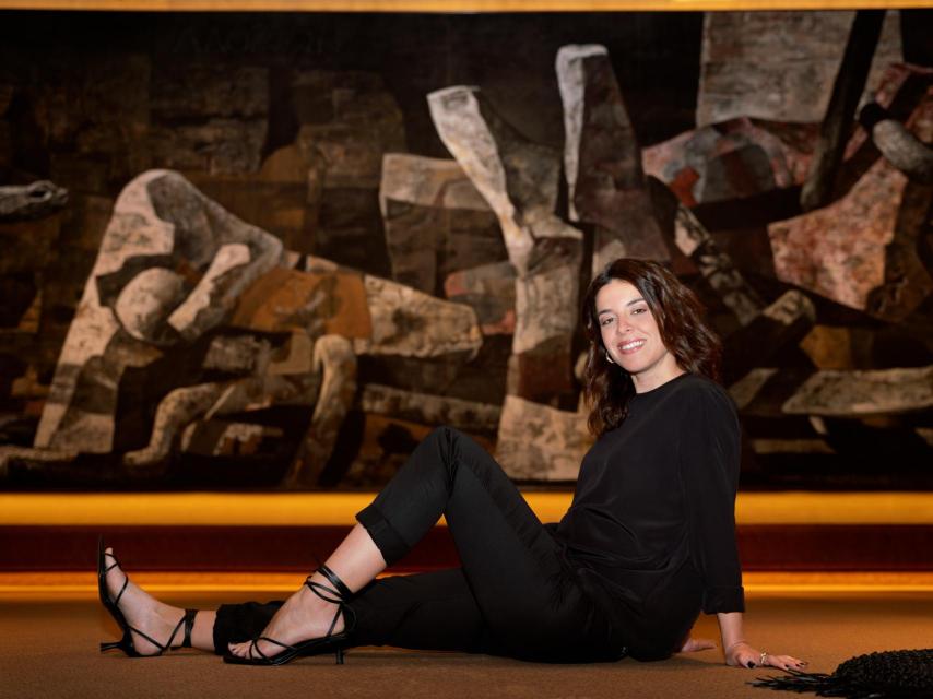Leonor Martín posa delante de 'Laocoonte', de Joaquín Vaquero Turcios (1974). Luce un top y un par de pantalones de Angel Schlesser, zapatos de & Other Stories, joyas y bolso de COS.