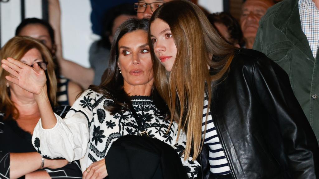 La reina Letizia explica detalles de la Semana Santa de Chinchón a su hija menor, la infanta Sofía.