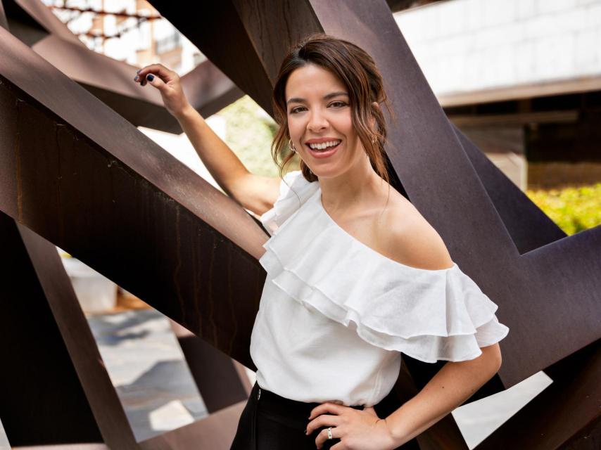 Leonor posa junto a 'Castilla (La rectitud de las cosas XV)' de Gustavo Torner (1983). Luce un top de Pedro del Hierro, un par de pantalones y zapatos de Slowlove, un bolso de Cortefiel, pendientes de aro de COS y anillo de & Other Stories.
