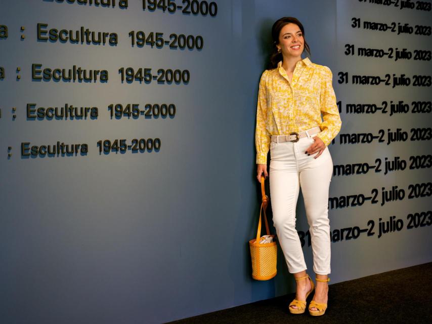 Leonor posa en la entrada de la Fundación Juan March. Luce una camisa y un par de pantalones de Pedro del Hierro, un cinturón y zapatos de Hoss Intropia, pendientes de aro de PDPAOLA, anillo de Vidda y bolso de Cortefiel.