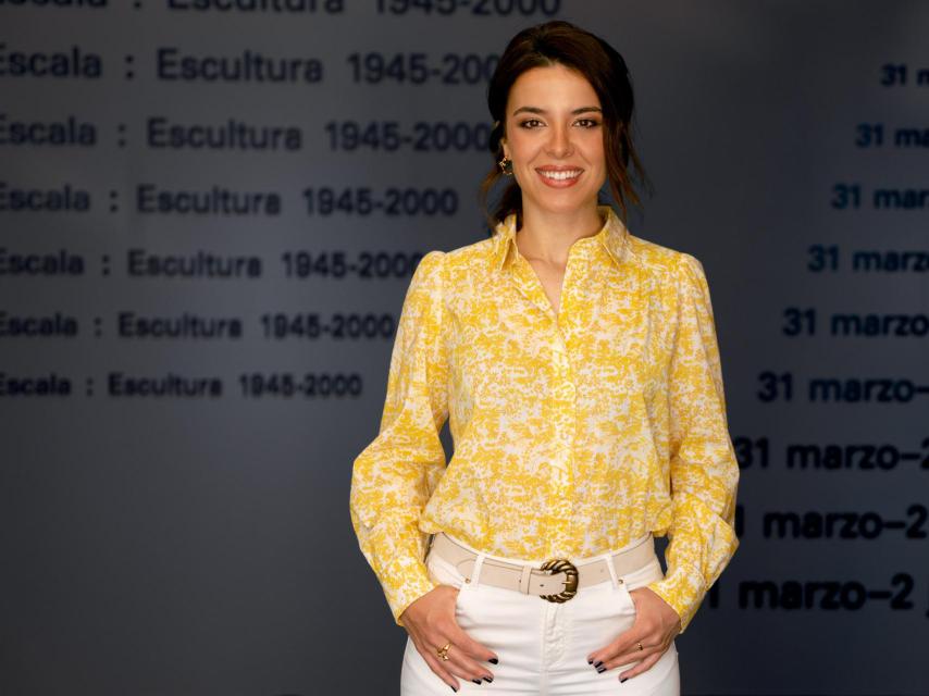 Leonor posa en la entrada de la Fundación Juan March. Luce una camisa y un par de pantalones de Pedro del Hierro, un cinturón y zapatos de Hoss Intropia, pendientes de aro de PDPAOLA, anillo de Vidda y bolso de Cortefiel.
